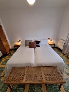 ein großes Bett in einem Zimmer mit 2 Tischen in der Unterkunft Casa rural El Moral in Huerta del Marquesado