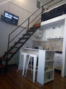 cocina con escritorio y cama elevada en Tu casa en Montevideo, en Montevideo
