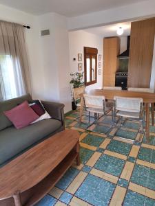 ein Wohnzimmer mit einem Sofa und einem Tisch in der Unterkunft Casa rural El Moral in Huerta del Marquesado