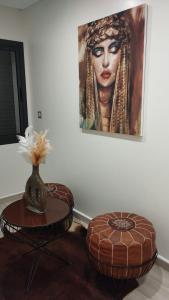 Pokój z dwoma stołami i obrazem na ścianie w obiekcie Incantevole villa Safi Sidi Bouzid near beach w mieście Safi