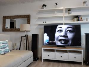 un soggiorno con TV a schermo piatto su un comò di Ático Los Balcones a Santa Cruz de la Palma