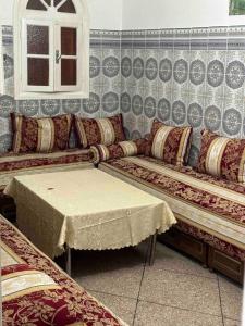 - un salon avec un canapé et une table dans l'établissement Appartement spacieux, à Casablanca