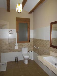 uma casa de banho com um WC e um lavatório em Cortijo Rambla La Higuera em Caravaca de la Cruz
