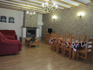 uma sala de estar com uma mesa e cadeiras e uma lareira em Cortijo Rambla La Higuera em Caravaca de la Cruz