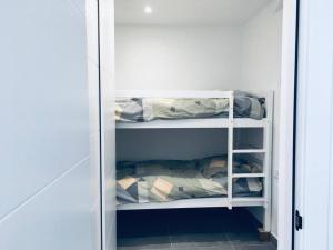 a white shelf in a room with a bed at Appartement centrum Calpé in Calpe