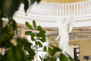 uma estátua de um anjo num edifício em Rome Palace Deluxe - All Inclusive em Sunny Beach