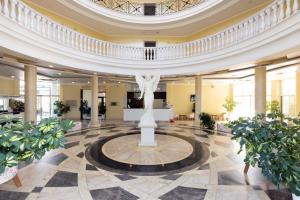 um lobby com uma estátua no meio de um edifício em Rome Palace Deluxe - All Inclusive em Sunny Beach