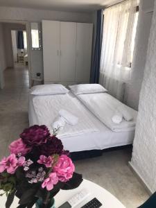 Tempat tidur dalam kamar di Pensiunea Apartamente 9-Reședința Felix