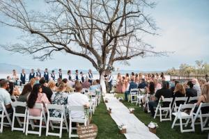 una ceremonia de boda bajo un árbol en la playa en Skylark Shores Resort, en Lakeport