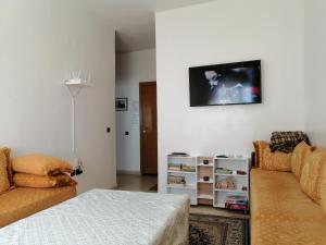 un soggiorno con divano e TV a parete di cozy place ad Agadir