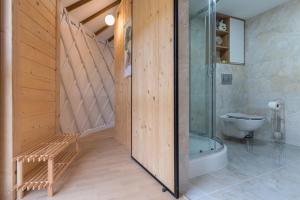 łazienka z prysznicem, toaletą i wanną w obiekcie GÓRSKI GLAMPING - Całoroczne jurty z widokiem w mieście Tylmanowa