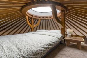 um quarto com uma cama numa tenda em GÓRSKI GLAMPING - Całoroczne jurty z widokiem em Tylmanowa