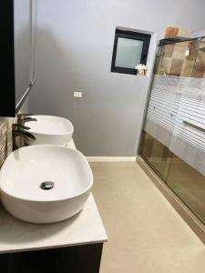 Ein Badezimmer in der Unterkunft Victory Luxury Apartments