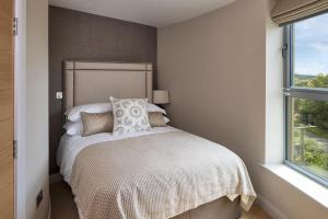 - une chambre avec un lit et une fenêtre dans l'établissement Luxury Converted Water Tower In Yorkshire, à Emley