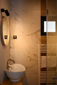 W łazience znajduje się umywalka i przeszklony prysznic. w obiekcie Hotel Rajska Vrata w mieście Jahorina