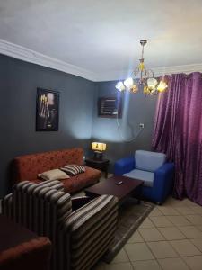 sala de estar con sofá y silla en Eunique Residence, en Port Harcourt