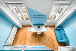 uma sala de reuniões com cadeiras azuis e um tecto em Avenue Hostel em Budapeste