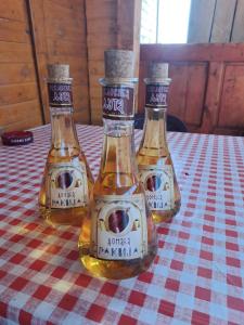 tres botellas de alcohol sobre una mesa en Pavlovica konaci, en Kotraža