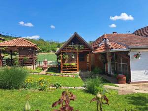 un grupo de casas con un patio delante en Pavlovica konaci, en Kotraža