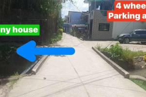 una flecha azul apuntando a una entrada con una casa en Cozy TinyHouse near SM & Bagasbas Beach w/parking en Daet