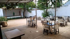 Restoran või mõni muu söögikoht majutusasutuses Ruby - Casa de Hospedes - Backpackers