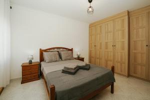 Un pat sau paturi într-o cameră la Apartamento Cristina - Próximo da praia