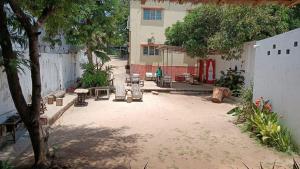 a courtyard with a tree and a building at Ruby - Casa de Hospedes - Backpackers in Nampula