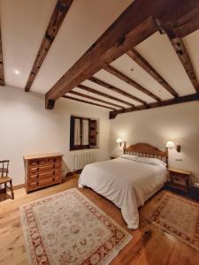 1 dormitorio con 1 cama grande y suelo de madera en APARTAMENTOS PALACION DE SANTILLANA en Santillana del Mar