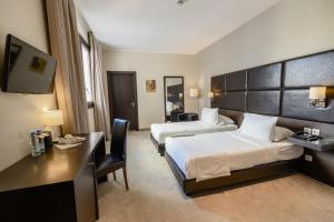 Postel nebo postele na pokoji v ubytování Lalla Doudja Hotel + 37 fotografií