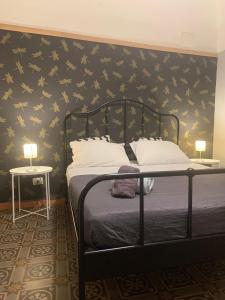 - une chambre dotée d'un lit avec des étoiles jaunes sur le mur dans l'établissement CASA STESICORO, à Catane