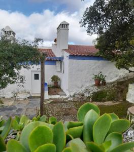 uma casa branca com um telhado vermelho em Olive -Casa da Boavista em Alegrete