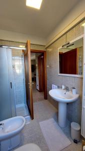 een badkamer met 2 wastafels, een douche en een toilet bij Castagnole Apartment in Castagnole