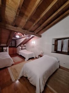 Ένα ή περισσότερα κρεβάτια σε δωμάτιο στο Apartamentos Palación de Santillana