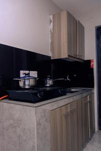 uma cozinha com duas panelas em cima de um fogão em Deluxe suite em Nairobi