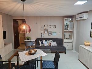 a living room with a couch and a table at Flêbeach in Flecheiras