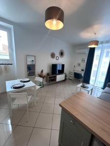 a kitchen and living room with a table and chairs at Studio dans villa proche mer in Nice