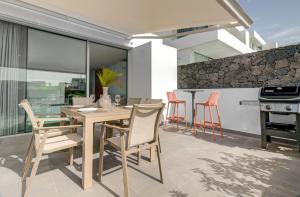 a kitchen and dining room with a table and chairs at Villa Izabele Orange in Callao Salvaje