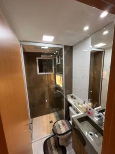 a bathroom with a shower and a toilet and a sink at Lindo apartamento em Cuiabá in Cuiabá