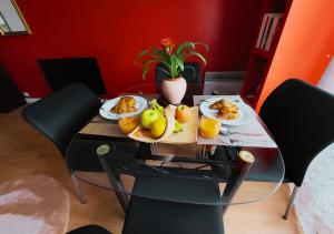 - une table avec des assiettes de nourriture et des fruits dans l'établissement L'Art de la Sérénité - Prime Host - Calme & Confort, à LʼHay-les-Roses