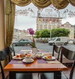 Un restaurant u otro lugar para comer en Akzent Hotel Am Goldenen Strauss