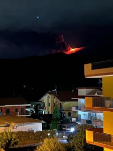 um fogo no céu com um fogo à distância em Casa Vacanza Sicily House em Gaggi