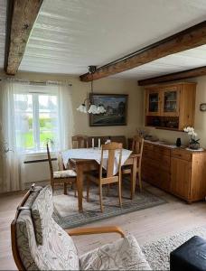 een eetkamer met een tafel en stoelen in een kamer bij precis intill Ombergs golfbana, nära till Vättern, stora Lund och Hästholmen in Ödeshög