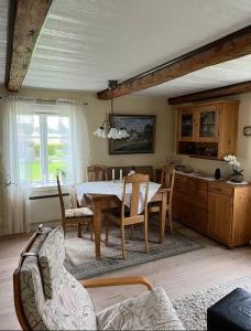 un comedor con mesa y sillas en una habitación en precis intill Ombergs golfbana, nära till Vättern, stora Lund och Hästholmen, en Ödeshög