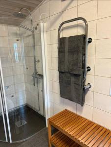 a bathroom with a shower and a towel at precis intill Ombergs golfbana, nära till Vättern, stora Lund och Hästholmen in Ödeshög