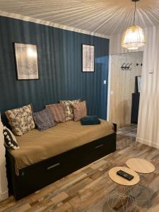 ein Schlafzimmer mit einem Bett und einem Tisch darin in der Unterkunft Maison lumineuse, proche centre. in Châteauroux