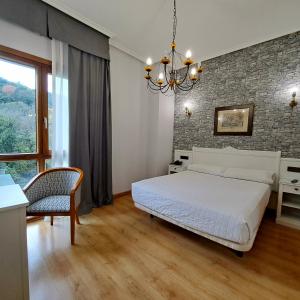 A bed or beds in a room at Hotel Ciudad Cangas de Onis