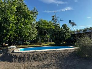 una piscina en un patio con una torre de agua en Doña Haydee en 