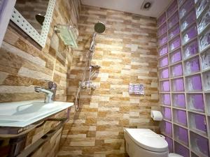 La salle de bains est pourvue de toilettes, d'un lavabo et d'une douche. dans l'établissement Casa Rural Los Pinos, à Valmuel