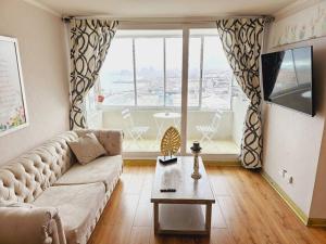 アントファガスタにあるDepartamento Exclusivo Central Frente al Marのソファとテーブルのあるリビングルーム