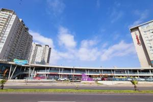 アントファガスタにあるDepartamento Exclusivo Central Frente al Marの高層建築の都市の大きな建物